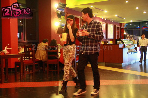 Cặp đôi Lưu Hương Giang – Hồ Hoài Anh bị bắt gặp trong một tiệm ăn, sau đó cả hai tay trong tay đi xem . Có lẽ đây là một trong những buổi hẹn hò hiếm hoi của cặp đôi bận rộn. Đặc biệt, sau thời gian có con, đây có lẽ là khoảng riêng tư quý giá của cặp đôi. (Theo 2sao) Cặp đôi Lưu Hương Giang – Hồ Hoài Anh bị bắt gặp trong một tiệm ăn, sau đó cả hai tay trong tay đi xem . Có lẽ đây là một trong những buổi hẹn hò hiếm hoi của cặp đôi bận rộn. Đặc biệt, sau thời gian có con, đây có lẽ là khoảng riêng tư quý giá của cặp đôi. (Theo 2sao)