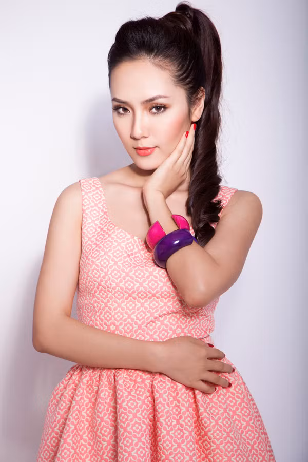 Gần đây trên trang mạng xã hội của một blogger có tiếng úp mở về việc lộ clip sex của ca sĩ L với một đại gia Đà Nẵng, và clip do chính con gái của đại gia quay được. Nhiều comment khẳng định ca sĩ L đó là Phương Linh (Theo 2sao)