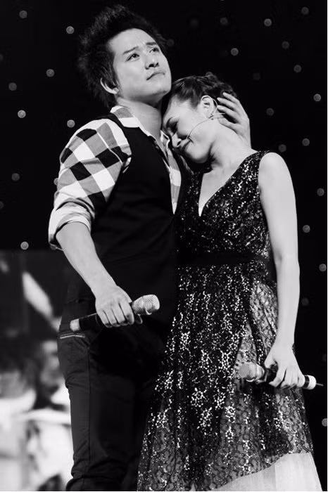 Để đánh dấu cuộc trở về Hà Nội, Tuấn Hưng cho biết sẽ thực hiện một liveshow riêng diễn ra vào ngày 31/3 tại Cung văn hóa Việt Xô với sự tham gia của Siu Black, Mỹ Tâm, nghệ sĩ Hiếu Hiền, nhóm Quả dưa hấu, ca sĩ - nhạc sĩ Khắc Việt.... Chàng ca sĩ gốc Hà Nội tiết lộ Bằng Kiều - một người anh từng hát chung trong nhóm Quả dưa hấu cũng đã hứa sẽ về Việt Nam để cổ vũ (Theo Vietnamnet)