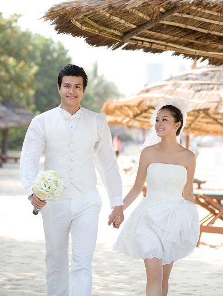 Trải qua những ngày tháng sóng gió, siêu mẫu Vĩnh Thụy đã trở lại với bộ hình mới có tên gọi Ngày hạnh phúc chụp cùng Tuyết Ngọc (cô người mẫu từng phải đối mặt với nghi án là người thứ ba liên quan đến hạnh phúc của gia đình ca sĩ Lam Trường) tại một resort tại Nha Trang để thể hiện hình ảnh một cặp tình nhân đang có những phút giây thăng hoa trong ngày vui trọng đại... (Theo Vnmedia) Trải qua những ngày tháng sóng gió, siêu mẫu Vĩnh Thụy đã trở lại với bộ hình mới có tên gọi Ngày hạnh phúc chụp cùng Tuyết Ngọc (cô người mẫu từng phải đối mặt với nghi án là người thứ ba liên quan đến hạnh phúc của gia đình ca sĩ Lam Trường) tại một resort tại Nha Trang để thể hiện hình ảnh một cặp tình nhân đang có những phút giây thăng hoa trong ngày vui trọng đại... (Theo Vnmedia)