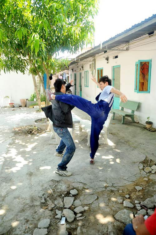 Lý Hải hóa thân làm anh hùng cứu mỹ nhân và phải chịu đòn thù. Đó là vai diễn mới nhất của nam ca sĩ Lý Hải trong bộ phim “Cầu vồng đời sau mưa” của đạo diễn Trần Cảnh Đôn. Đây là vai diễn thứ 3 kể từ khi anh bén duyên với điện ảnh. (Theo Zing) Lý Hải hóa thân làm anh hùng cứu mỹ nhân và phải chịu đòn thù. Đó là vai diễn mới nhất của nam ca sĩ Lý Hải trong bộ phim “Cầu vồng đời sau mưa” của đạo diễn Trần Cảnh Đôn. Đây là vai diễn thứ 3 kể từ khi anh bén duyên với điện ảnh. (Theo Zing)