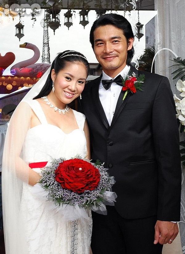 Bộ trang sức do anh Tuấn, một chủ của thương hiệu trang sức ngọc trai, một người bạn của cả hai bất ngờ gửi tặng chiều qua. (Theo Ione) >>Những góc ảnh mới về đám cưới Quách Ngọc Ngoan - Lê Phương Bộ trang sức do anh Tuấn, một chủ của thương hiệu trang sức ngọc trai, một người bạn của cả hai bất ngờ gửi tặng chiều qua. (Theo Ione) >>Những góc ảnh mới về đám cưới Quách Ngọc Ngoan - Lê Phương