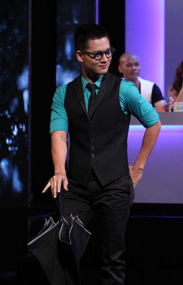 Trước hình ảnh bảnh bao của Đức Tuấn, nữ ca sĩ Ngọc Anh mỉm cười khi nhận xét chàng thủ lĩnh của đội hợp ca Long Xuyên ăn mặc quá điệu đà trong đêm thi tối 16/3.