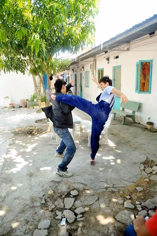 Lý Hải hóa thân làm anh hùng cứu mỹ nhân và phải chịu đòn thù. Đó là vai diễn mới nhất của nam ca sĩ Lý Hải trong bộ phim “Cầu vồng đời sau mưa” của đạo diễn Trần Cảnh Đôn. Đây là vai diễn thứ 3 kể từ khi anh bén duyên với điện ảnh. (Theo Zing)