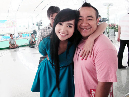 Elly Trần nói thêm về giải thưởng nhận được: “Thật tình là tôi còn không biết mình đã lọt vào top 3 của hạng mục đó, chứ đừng nói chi là tính đến việc thắng giải, vì đi quay suốt, mà mỗi lần quay là tắt hết điện thoại “. (Theo Zing)