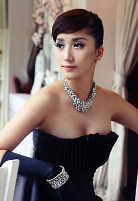 Bị một phóng viên chê giọng hát, nữ hoàng Dancesport Khánh Thy phản pháo: “Anh là người đầu tiên chê tôi không có giọng đó. Thú thực là hiện nay, sáng nào tôi cũng đi học luyện thanh và cô giáo cũng như bạn bè học cùng ai cũng nói tôi có giọng. Về thể lực thì rõ ràng tôi là người có hơi tốt nhưng chưa biết cách điều phối làn hơi của mình như thế nào khi vừa hát vừa nhảy và giờ tôi đang học điều đó nữa. Nhà tôi cũng là gia đình ca hát mà, giọng hát của tôi cũng đâu đến nỗi tệ, phô chênh thì tôi không bao giờ bị rồi". (Theo CAND)