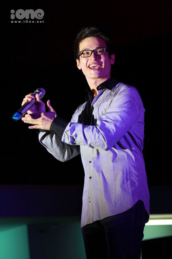 Không chỉ hát, Hà Anh Tuấn còn dành thời gian để giao lưu, chuyện trò cùng các bạn sinh viên. Hà Anh Tuấn tỏ ra hài hước: "Chắc tại BTC thấy anh đẹp trai, hát hay nên mới mời anh về diễn trong cuộc thi toàn người đẹp thế này." Cả sân trường được một trận cười nghiêng ngả vì câu nói đùa rất "tỉnh" của anh ấy.