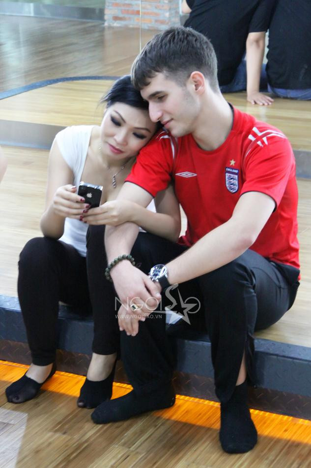 Những hình ảnh của Phương Thanh với anh chàng dễ khiến người xem nghĩ họ là đôi tình nhân “đũa lệch”. (theo Ngoisao.vn)