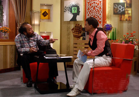 Trong lần trở lại này, bên cạnh những sự thay đổi của văn phòng Hỏi xoáy đáp xoay còn có sự hiện diện của một nhân vật lạ, được đảm bảo theo thư giới thiệu của GS Cù Trọng Xoay. Lần này, tiến sỹ Xoáy sẽ đối mặt với những câu hỏi rất xoáy dành cho mình, khiến vị tiến sỹ này không ít lần phải "nóng mặt". Chương trình phát sóng lúc 21h thứ 7 ngày 10/3, trên kênh VTV3. Trong lần trở lại này, bên cạnh những sự thay đổi của văn phòng Hỏi xoáy đáp xoay còn có sự hiện diện của một nhân vật lạ, được đảm bảo theo thư giới thiệu của GS Cù Trọng Xoay. Lần này, tiến sỹ Xoáy sẽ đối mặt với những câu hỏi rất xoáy dành cho mình, khiến vị tiến sỹ này không ít lần phải "nóng mặt". Chương trình phát sóng lúc 21h thứ 7 ngày 10/3, trên kênh VTV3.