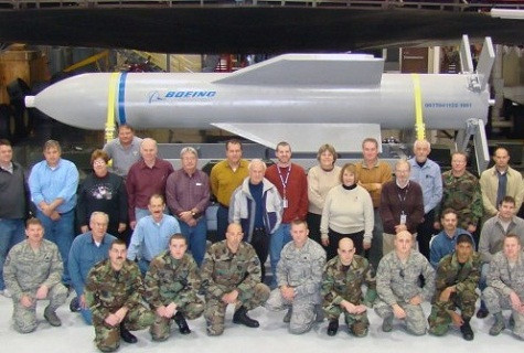 Ảnh GBU-57A/B cùng với các chuyên gia Ảnh GBU-57A/B cùng với các chuyên gia