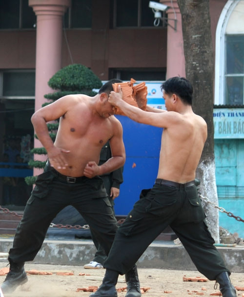 Hình ảnh thể hiện sức chịu đựng phi thường của chiến sĩ CSCĐ Hình ảnh thể hiện sức chịu đựng phi thường của chiến sĩ CSCĐ