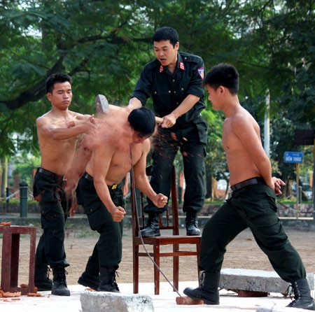 Dùng yết hầu đẩy cong thanh sắt phi 12 kết hợp chịu đòn công phá gạch kê trên lưng Dùng yết hầu đẩy cong thanh sắt phi 12 kết hợp chịu đòn công phá gạch kê trên lưng