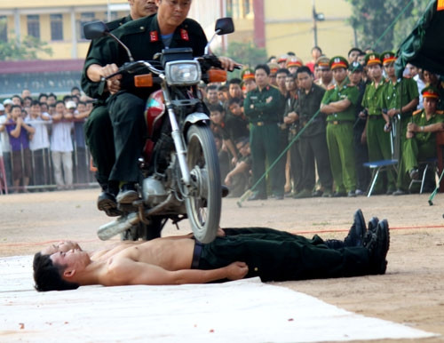 Sau khi chiếc xe Win chở hai chiến sĩ CSCĐ "to con" chèn trên bụng, các CSCĐ nằm dưới vẫn...bình yên vô sự Sau khi chiếc xe Win chở hai chiến sĩ CSCĐ "to con" chèn trên bụng, các CSCĐ nằm dưới vẫn...bình yên vô sự