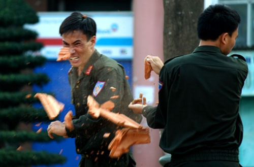 Chồng ngói nát vụn sau cú ra đòn tay của chiến sĩ CSCĐ Chồng ngói nát vụn sau cú ra đòn tay của chiến sĩ CSCĐ