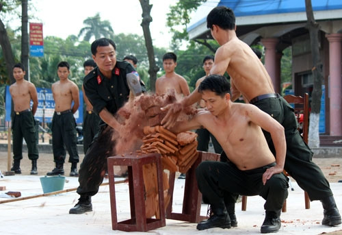 Kê tay công phá gạch ngói Kê tay công phá gạch ngói