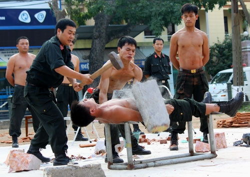 gay cấn hơn, chiến sĩ CSCĐ còn nằm trên 2 lưỡi kiếm sắc và đỡ đòn công phá bê tông trên bụng gay cấn hơn, chiến sĩ CSCĐ còn nằm trên 2 lưỡi kiếm sắc và đỡ đòn công phá bê tông trên bụng