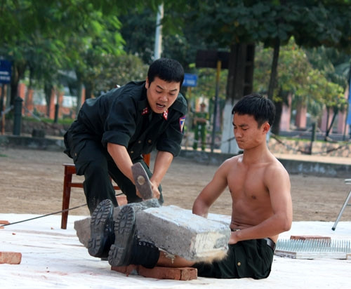 Khối bê tông vỡ đôi trên ống chân chiến sĩ trẻ, sau nhát búa như trời giáng Khối bê tông vỡ đôi trên ống chân chiến sĩ trẻ, sau nhát búa như trời giáng