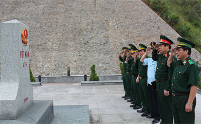 Đại tướng Phùng Quang Thanh chào cột mốc 467 trên tuyến biên giới tỉnh Hà Tĩnh.