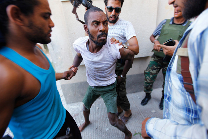 Phiến quân đang khống chế một tay súng thân đại tá Gaddafi Phiến quân đang khống chế một tay súng thân đại tá Gaddafi