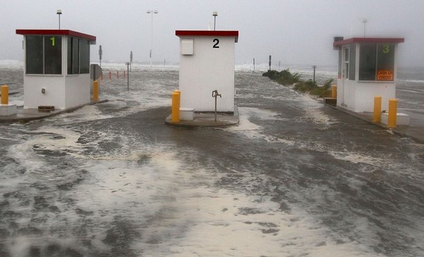 Bão Irene đang tràn vào dọc bờ đông nước Mỹ, khiến ít nhất 5 người thiệt mạng ở 3 bang Bắc Carolina, Virginia và Floria Bão Irene đang tràn vào dọc bờ đông nước Mỹ, khiến ít nhất 5 người thiệt mạng ở 3 bang Bắc Carolina, Virginia và Floria