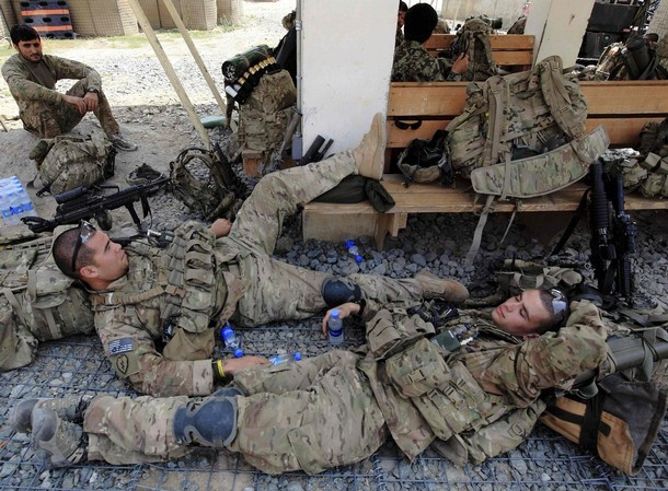 Các binh sỹ thuộc đại đội Alpha, tiểu đoàn bộ binh số 2, thuộc lực lượng Task Force No Fear tại trạm kiểm soát Mace ngày 26/8/2011.