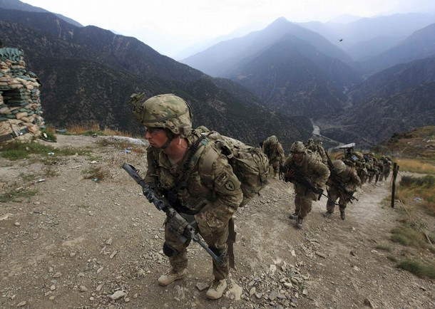 Các binh sỹ thuộc đại đội Alpha, tiểu đoàn bộ binh số 2, thuộc lực lượng Task Force No Fear tại trạm kiểm soát Mace ngày 26/8/2011.