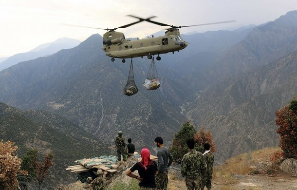 Trực thăng vận tải tiếp tế cho lực lượng đồn trú trên điểm cao