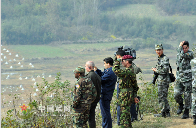 Các học viên sỹ quan, khách mời quan sát diễn tập