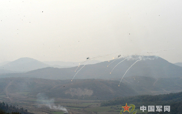 Máy bay trực thăng của Trung Quốc tung mồi giả trong diễn tập