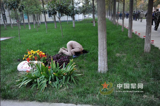 Một học viên nước ngoài tranh thủ cầu nguyện theo nghi thức đạo Hồi