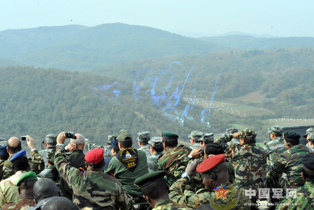 Các học viên sỹ quan, khách mời quan sát diễn tập