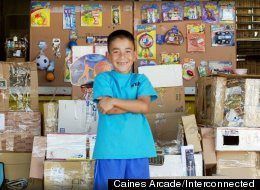 Cậu bé đứng trước cửa hàng nhỏ của mình Cậu bé đứng trước cửa hàng nhỏ của mình