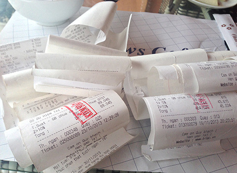 Hai hóa đơn thanh toán liền kề minh chứng việc thẻ tiết kiệm bị mất tiền một cách kỳ lạ. Hai hóa đơn thanh toán liền kề minh chứng việc thẻ tiết kiệm bị mất tiền một cách kỳ lạ.