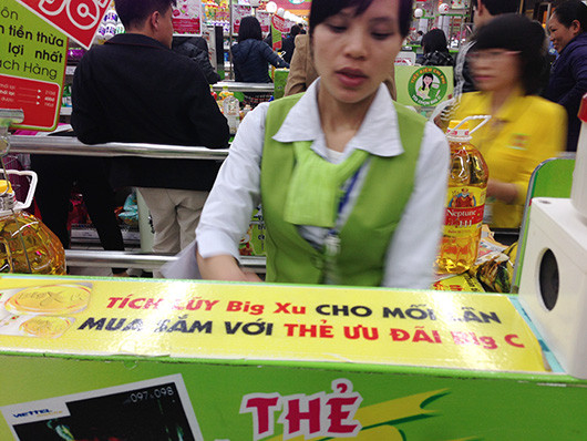 Không còn cách giải thích, nhân viên của siêu thị đổ lỗi thẻ tiết kiệm bị mất tiền là do lỗi của chủ thẻ. Không còn cách giải thích, nhân viên của siêu thị đổ lỗi thẻ tiết kiệm bị mất tiền là do lỗi của chủ thẻ.