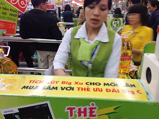 Không còn cách giải thích, nhân viên của siêu thị đổ lỗi thẻ tiết kiệm bị mất tiền là do lỗi của chủ thẻ. Không còn cách giải thích, nhân viên của siêu thị đổ lỗi thẻ tiết kiệm bị mất tiền là do lỗi của chủ thẻ.