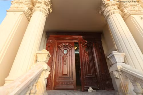 Hệ thống cửa gỗ của tòa lâu đài được làm bằng chất liệu gỗ quý, đảm bảo độ bền đẹp, ngốn của gia chủ hàng tỷ đồng.