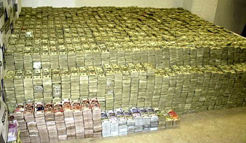 Nhiều đại gia ứ cả đống tiền thừa. Nhiều đại gia ứ cả đống tiền thừa.