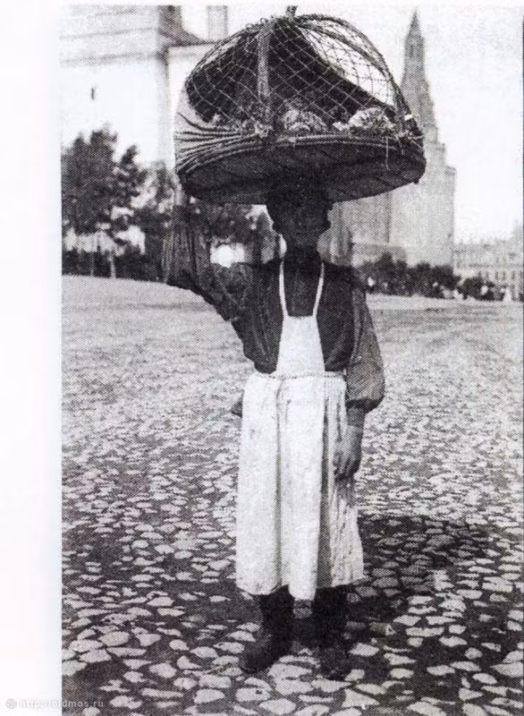 Người bán gà lưu động ở Moscow năm 1904