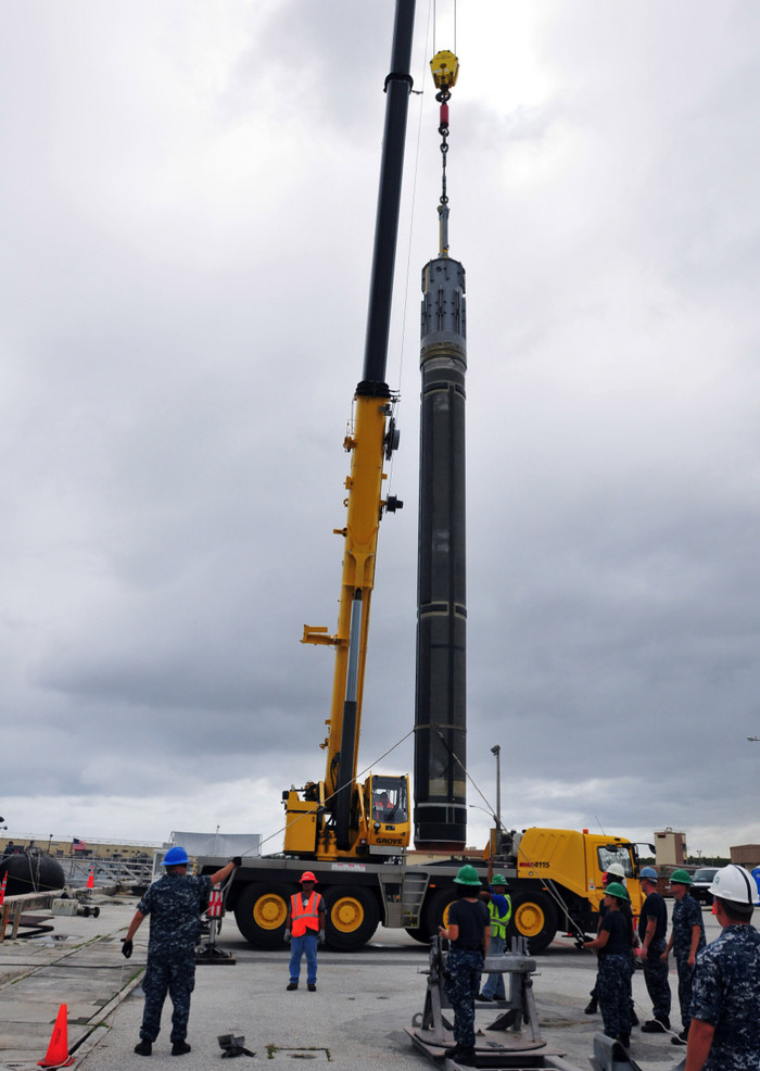 Lắp tên lửa hành trình Tomahawk cho tàu ngầm hạt nhân lớp Los Angeles Số hiệu SSN723 của Hải quân Mỹ Lắp tên lửa hành trình Tomahawk cho tàu ngầm hạt nhân lớp Los Angeles Số hiệu SSN723 của Hải quân Mỹ