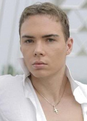 Kẻ sát nhân này là một diễn viên phim cấp ba có quan hệ lưỡng tính và là một người mẫu. Kẻ sát nhân này là một diễn viên phim cấp ba có quan hệ lưỡng tính và là một người mẫu.