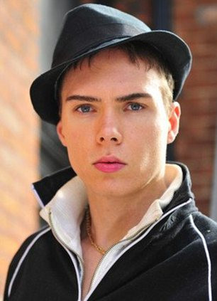 Một gương mặt nam tính nhưng lại ẩn chứa một con người mất hết nhân tính. Một gương mặt nam tính nhưng lại ẩn chứa một con người mất hết nhân tính.