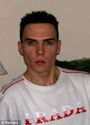 Chân dung Luka Rocco Magnotta, 29 tuổi, kẻ bị tình nghi giết người và chặt xác ở Canada mới đây. Chân dung Luka Rocco Magnotta, 29 tuổi, kẻ bị tình nghi giết người và chặt xác ở Canada mới đây.