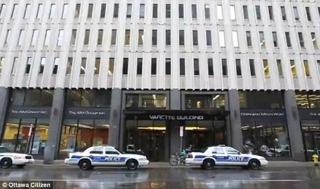 Trụ sở của Đảng Bảo Thủ Canada nơi một phần thi thể nạn nhân được gửi tới. Trụ sở của Đảng Bảo Thủ Canada nơi một phần thi thể nạn nhân được gửi tới.