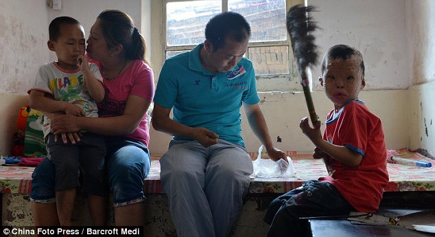 Cậu bé bên gia đình.