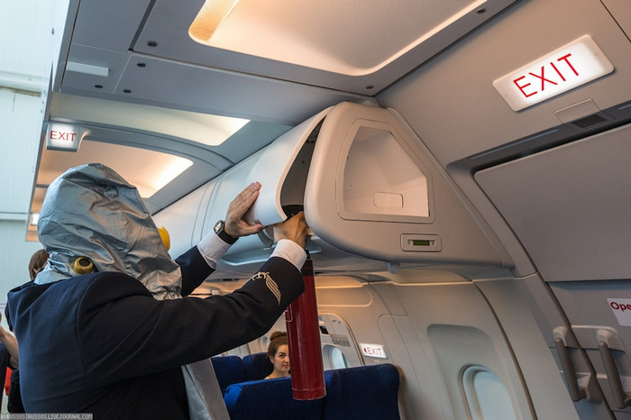 Dùng bình xịt thao tác dập lửa