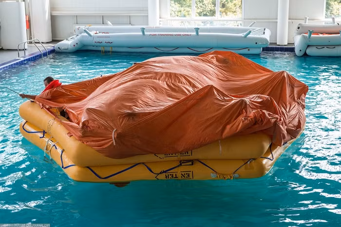 Khi thời tiết xấu, lạnh có bạt phủ phía trên