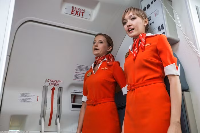 Hướng dẫn khách ra khỏi cửa thoát hiểm khi có tình huống xấu