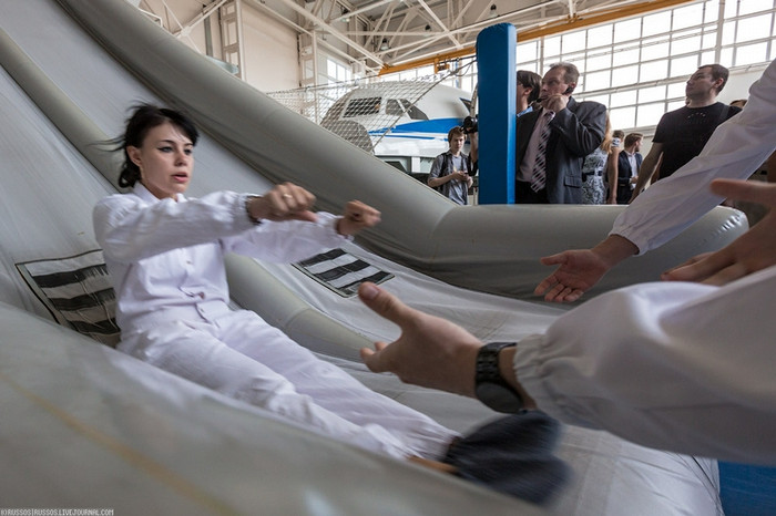 Hướng dẫn khách đi tàu bay trượt ra khỏi cửa thoát hiểm