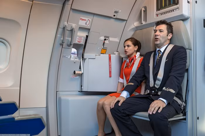 Tập khẩu lệnh khi có tình huống khẩn cấp gần cửa thoát hiểm