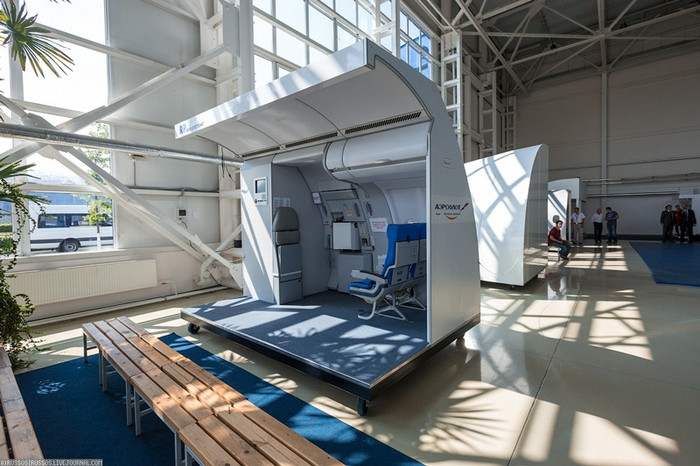 Một số module mô phỏng tình huống trên máy bay được sử dụng để huấn luyện tiếp viên hàng không